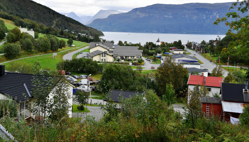 Nordnesfjellet i Kåfjord i Troms vil lage en 40 meter høy bølge som treffer bygda Lyngseidet på andre side av Lyngenfjorden dersom fjellet raser ut i havet. Det er utplassert en rekke måleinstrumenter på fjellet. Dette er deler av Lyngseidet med Nordnesfjellet på andre siden av fjorden. Nordnesfjellet i Kåfjord i Troms vil lage en 40 meter høy bølge som treffer bygda Lyngseidet på andre side av Lyngenfjorden dersom fjellet raser ut i havet. Det er utplassert en rekke måleinstrumenter på fjellet. Dette er deler av Lyngseidet med Nordnesfjellet på andre siden av fjorden.