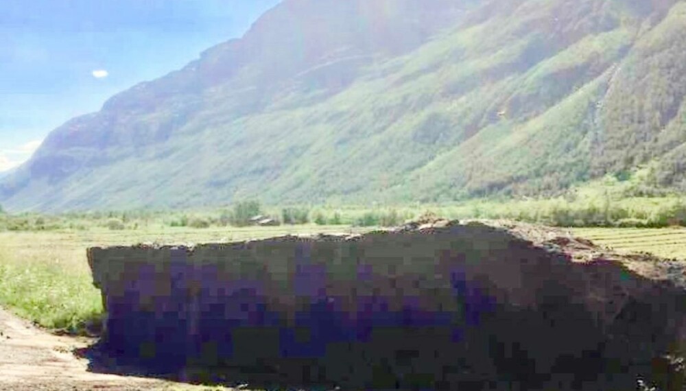 80 tonn: Steinblokken kom dundrende ned fjellsiden Gámanjunni - og måtte sprenges. Denne gangen ble hus spar 80 tonn: Steinblokken kom dundrende ned fjellsiden Gámanjunni - og måtte sprenges. Denne gangen ble hus spar