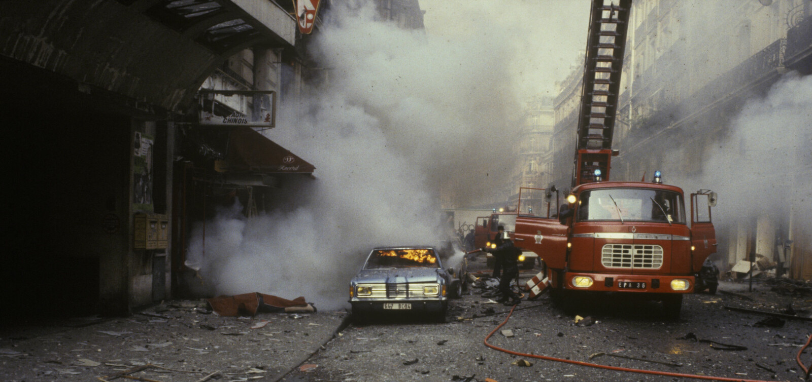 <b>SJAKALENS HEVN: </b>En kvinne i 30-årene ligger død på gaten i Rue Marbeuf i Paris 22. april 1982, og røyken etter Sjakalens bombe har ennå ikke forsvunnet. Målet med terrorangrepet: Å få franske myndigheter til å sette kona fri fra fengsel. <b>SJAKALENS HEVN: </b>En kvinne i 30-årene ligger død på gaten i Rue Marbeuf i Paris 22. april 1982, og røyken etter Sjakalens bombe har ennå ikke forsvunnet. Målet med terrorangrepet: Å få franske myndigheter til å sette kona fri fra fengsel.