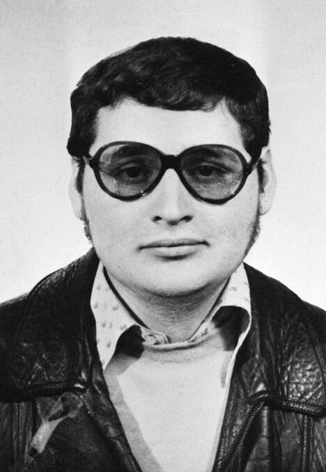 <b>UNG TERRORIST: </b>Det klassiske bildet av Sjakalen Carlos med mørke briller og Fleksnes-sveis er tatt en gang på 1970-tallet. <b>UNG TERRORIST: </b>Det klassiske bildet av Sjakalen Carlos med mørke briller og Fleksnes-sveis er tatt en gang på 1970-tallet.