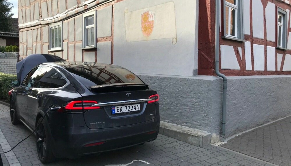 <b>LADE IGJEN: </b>En litt for vanlig situasjon på turen: Teslaen parkert, og kabel på plass. <b>LADE IGJEN: </b>En litt for vanlig situasjon på turen: Teslaen parkert, og kabel på plass.