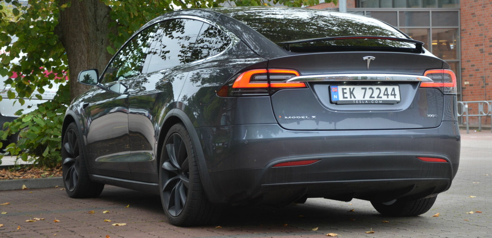 <b>TUNG PÅ DEKKENE: </b>Tesla Model X er en stor og tung bil på alle måter. Egenvekt på knappe to og et halvt tonn vil nok gjøre innhugg på dekkontoen. <b>TUNG PÅ DEKKENE: </b>Tesla Model X er en stor og tung bil på alle måter. Egenvekt på knappe to og et halvt tonn vil nok gjøre innhugg på dekkontoen.