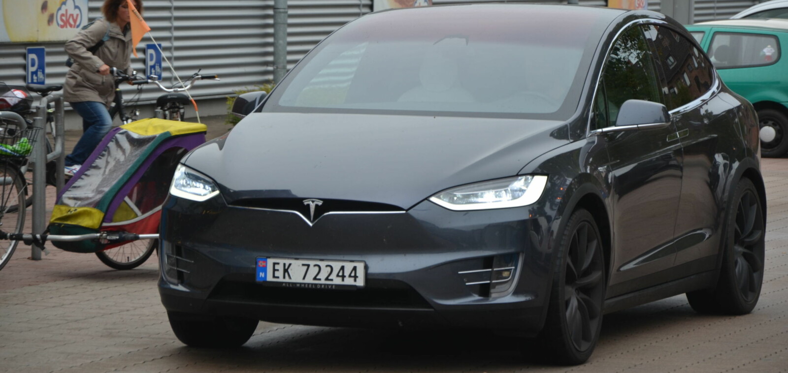 <b>UVANLIG SYN: </b>Tesla Model X er ikke noe vanlig syn i Tyskland ennå. Vi fikk mange nysgjerrige blikk på turen. <b>UVANLIG SYN: </b>Tesla Model X er ikke noe vanlig syn i Tyskland ennå. Vi fikk mange nysgjerrige blikk på turen.