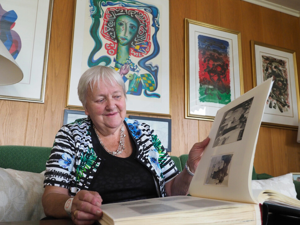 <b>MIRAKELJENTA: </b>Arnhild Utheim blar i gamle album. Hun var bare 10 år gammel da hun mistet alle sine nærmeste i skipsforlis i Spania. <b>MIRAKELJENTA: </b>Arnhild Utheim blar i gamle album. Hun var bare 10 år gammel da hun mistet alle sine nærmeste i skipsforlis i Spania.