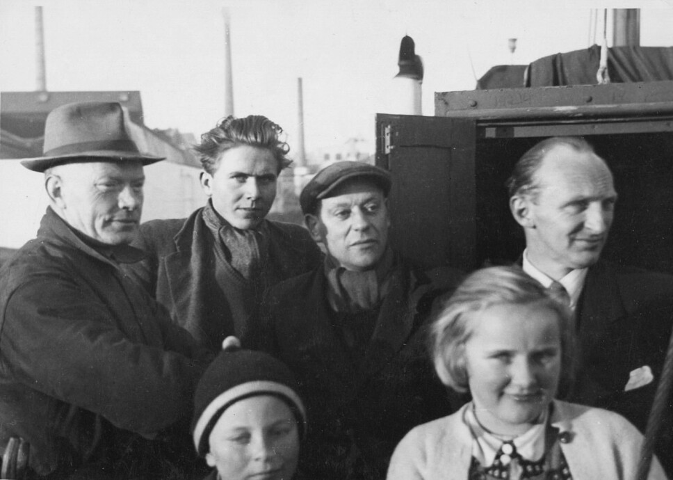 <b>SISTE BILDE:</b> Om bord på «Thalassa» i Stavanger høsten 1948. Arnhild foran til høyre, broren Erling ved hennes side. Bak fra høyre: Faren Arne Karlsen, Lars Karterud og to ukjente. <b>SISTE BILDE:</b> Om bord på «Thalassa» i Stavanger høsten 1948. Arnhild foran til høyre, broren Erling ved hennes side. Bak fra høyre: Faren Arne Karlsen, Lars Karterud og to ukjente.
