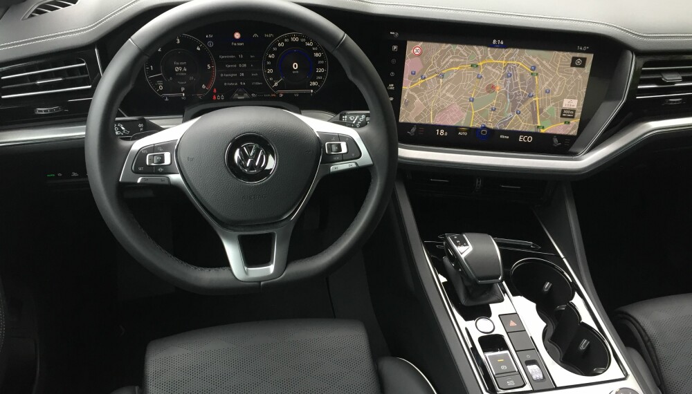 FØRST I VW: For første gang tar VW i bruk bruker den fullt ut digitaliserte «Innovision Cockpit», VWs svar på Audis Virtual Cockpit. Takk og pris har VW utstyrt Touareg med en egen knapp/hjul for lydvolum. Og er man opptatt av et fett musikkanlegg i bilen, så kan Touareg leveres med et Dynaudio lydsystem med en 730 watts forsterker, spesiallaget for nye Touareg. FØRST I VW: For første gang tar VW i bruk bruker den fullt ut digitaliserte «Innovision Cockpit», VWs svar på Audis Virtual Cockpit. Takk og pris har VW utstyrt Touareg med en egen knapp/hjul for lydvolum. Og er man opptatt av et fett musikkanlegg i bilen, så kan Touareg leveres med et Dynaudio lydsystem med en 730 watts forsterker, spesiallaget for nye Touareg.