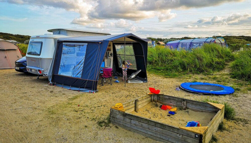 Familieidyll og campingliv på høyt nivå med campingvogn, fortelt og Tesla. Foto: Privat. Familieidyll og campingliv på høyt nivå med campingvogn, fortelt og Tesla. Foto: Privat.