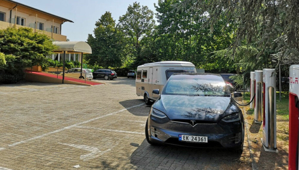 Med campingvogn øker forbruket og det blir en del ladestopp underveis. Foto: Privat. Med campingvogn øker forbruket og det blir en del ladestopp underveis. Foto: Privat.