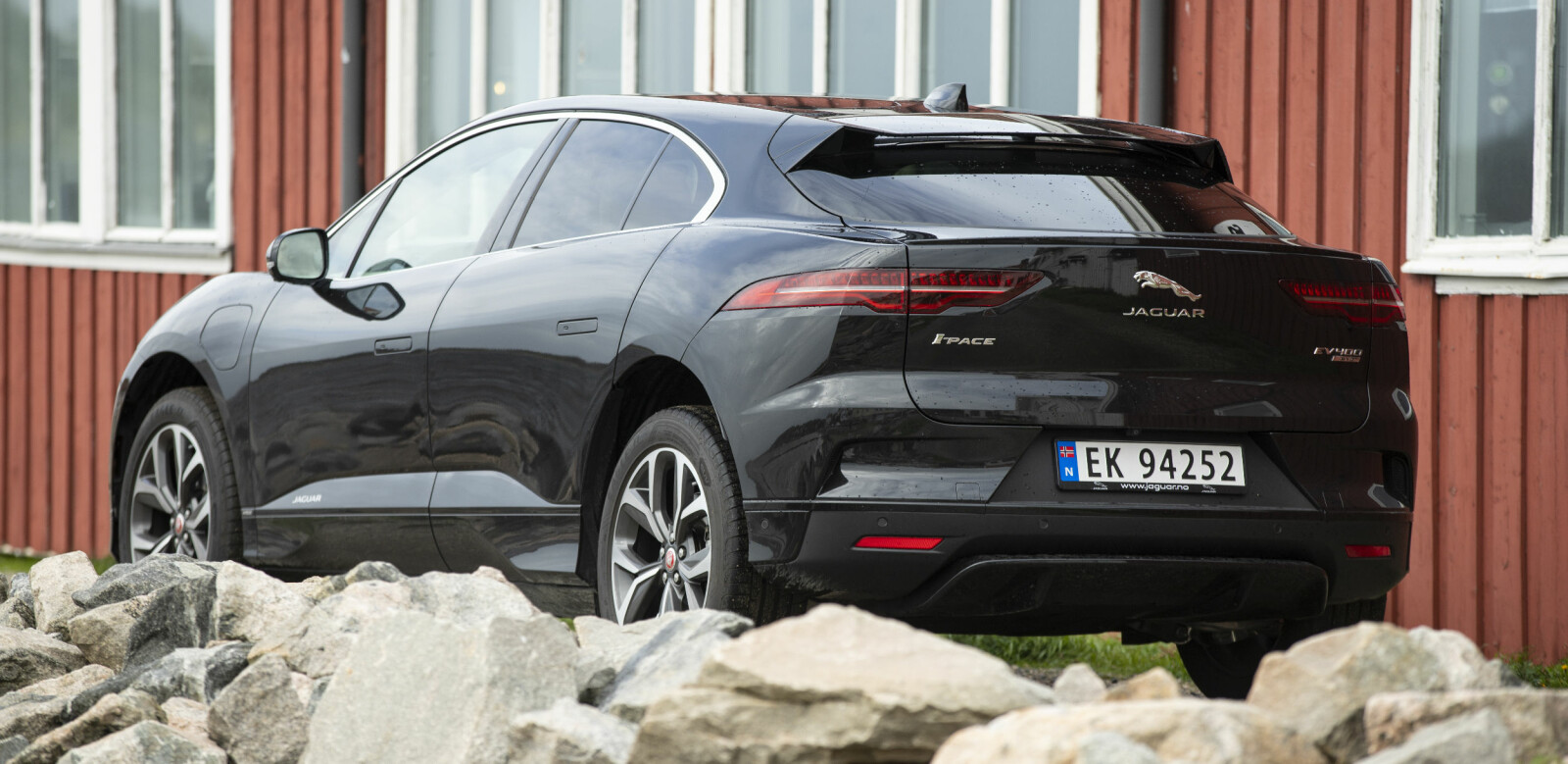 <b>FREKK HEKK:</b>
I-Pace står bredbent på veien. Hengerfeste kan monteres, men den kan kun trekke 750 kg. <b>FREKK HEKK:</b>
I-Pace står bredbent på veien. Hengerfeste kan monteres, men den kan kun trekke 750 kg.