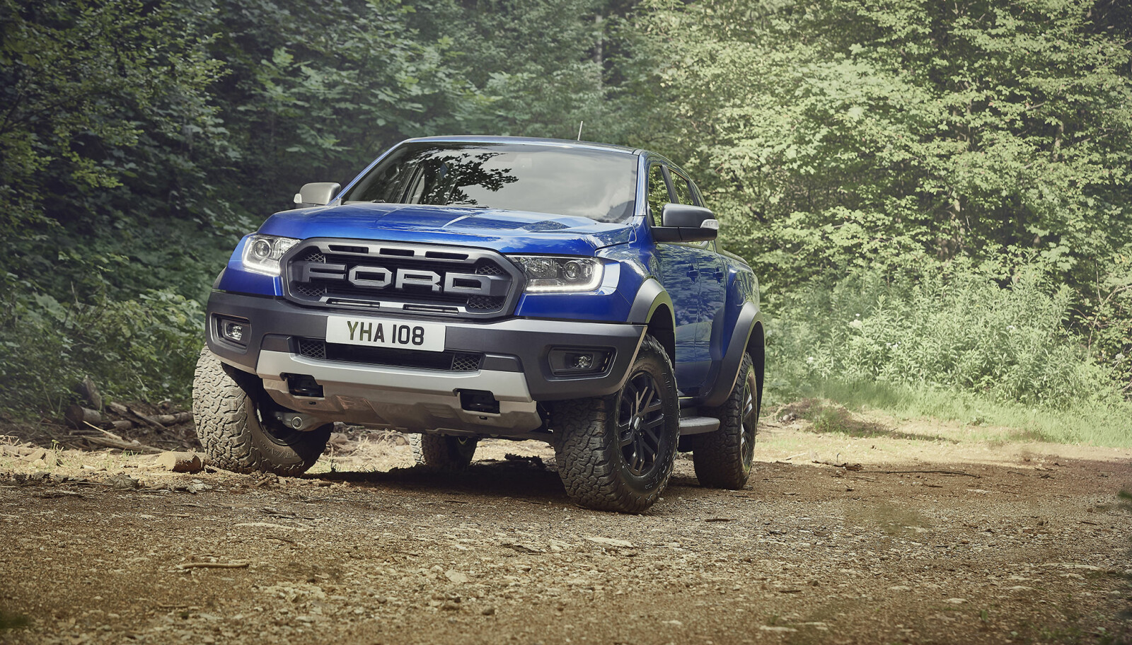 LILLEBROR: Ranger Raptor er lillebroren til pickup-kongen F-150 Raptor. Den digre grillen er åpenbart hentet fra storebror LILLEBROR: Ranger Raptor er lillebroren til pickup-kongen F-150 Raptor. Den digre grillen er åpenbart hentet fra storebror
