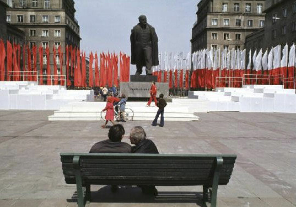 <b>Den beste utsikt:</b> Det var neppe tilfeldig at benken ble plassert
slik: Med utsyn mot selveste Lenin. Men nå er statuen borte. <b>Den beste utsikt:</b> Det var neppe tilfeldig at benken ble plassert
slik: Med utsyn mot selveste Lenin. Men nå er statuen borte.