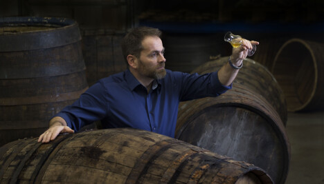 <b>PERFEKT TIL JULEMAT:</b> Master Blender hos Arcus, Ivan Abrahamsen, sier at Løitens første juleakevitt passer perfekt til gravlaks og ribbe <b>PERFEKT TIL JULEMAT:</b> Master Blender hos Arcus, Ivan Abrahamsen, sier at Løitens første juleakevitt passer perfekt til gravlaks og ribbe