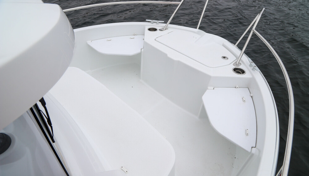 FISKEPLASS: I baugen er det to ekstraseter og en sittebenk i forkant av hytta. FISKEPLASS: I baugen er det to ekstraseter og en sittebenk i forkant av hytta.