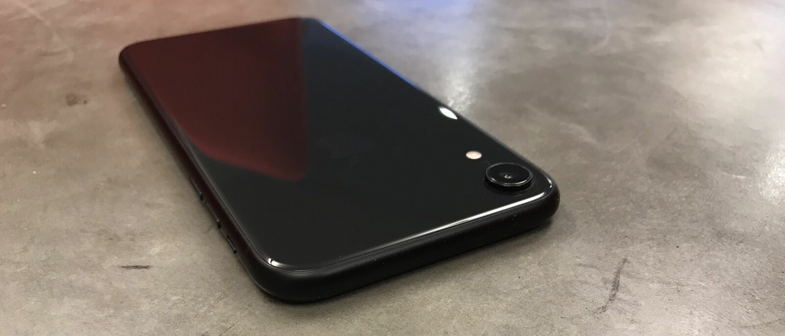 <b>IPHONE XR:</b> iPhone XR ligger rundt tre tusenlapper under iPhone XS i pris, men har både større skjerm, bedre batteritid og tar bedre portrettbilder i mørket. <b>IPHONE XR:</b> iPhone XR ligger rundt tre tusenlapper under iPhone XS i pris, men har både større skjerm, bedre batteritid og tar bedre portrettbilder i mørket.