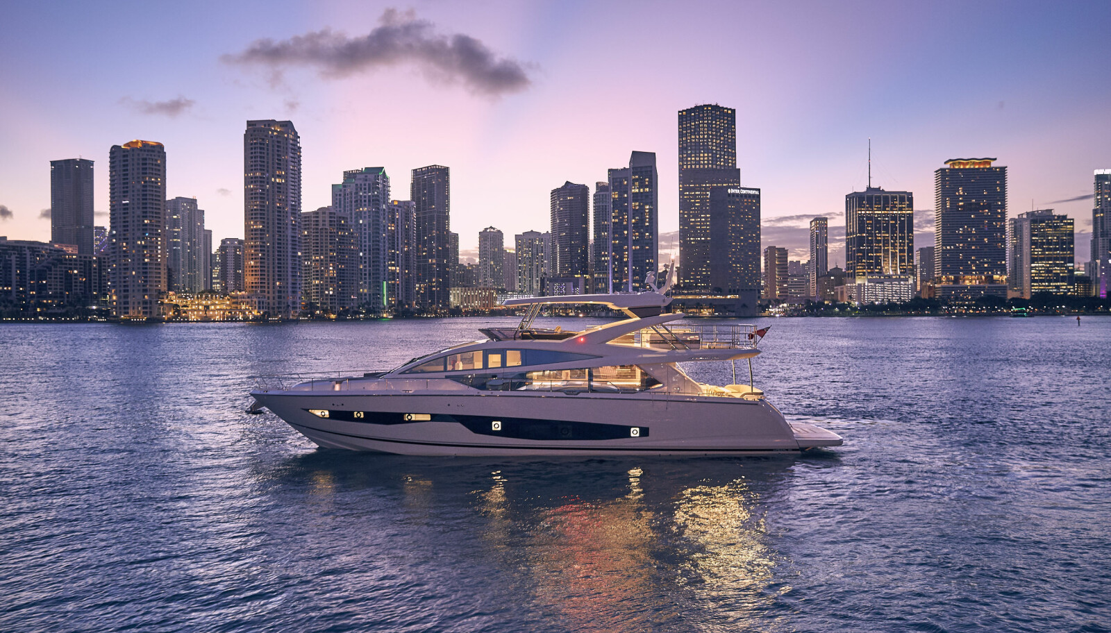 KVELD: En viktig del av yachtdesign er å få båten til å virke imponerende også når solen har gått ned. KVELD: En viktig del av yachtdesign er å få båten til å virke imponerende også når solen har gått ned.