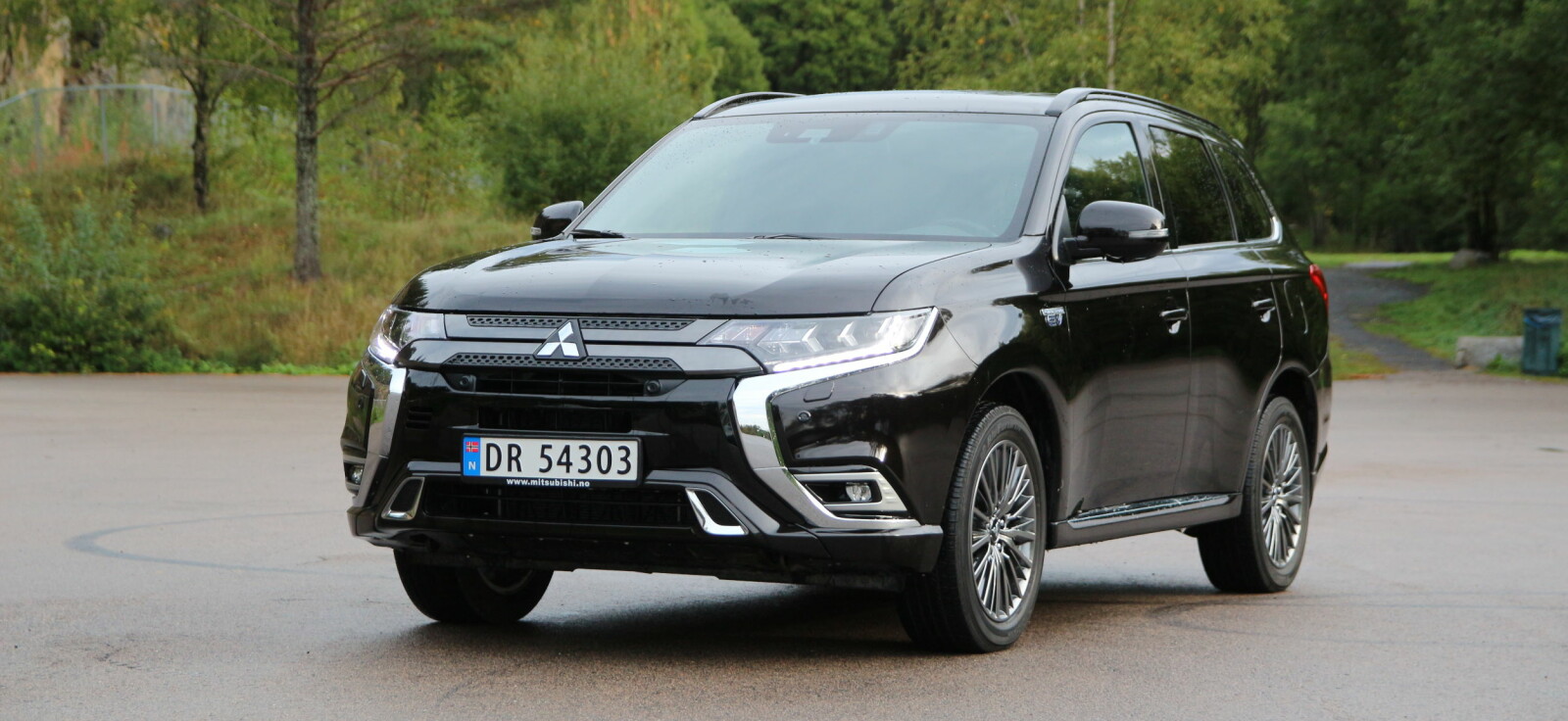 <b>OPPDATERT:</b> Pyntet opp med nye trekk i fronten, men Outlander PHEV er fortsatt
seg selv lik. <b>OPPDATERT:</b> Pyntet opp med nye trekk i fronten, men Outlander PHEV er fortsatt
seg selv lik.