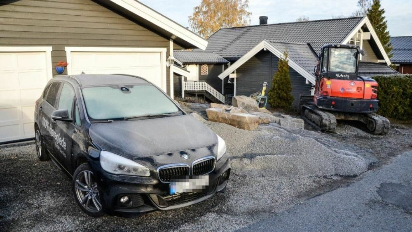 Tyver fikk på en eller annen måte åpnet BMW-en til til Hans Levor Aasmundrud i Vikersund, og stjal rattet. Tyver fikk på en eller annen måte åpnet BMW-en til til Hans Levor Aasmundrud i Vikersund, og stjal rattet.