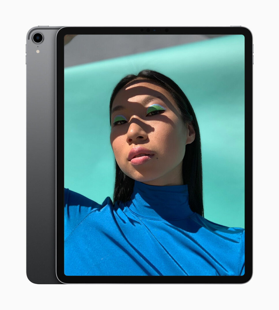 <b>KAMERA:</b> På baksiden av nye iPad Pro sitter et 12 MP kamera med en ƒ/1,8-blenderåpning. Smart HDR-teknologien fra iPhone XS, XS Max og XR er også å finne i iPad Pro 2018. På framsiden sitter et TrueDepth-kamera på 7 MP. <b>KAMERA:</b> På baksiden av nye iPad Pro sitter et 12 MP kamera med en ƒ/1,8-blenderåpning. Smart HDR-teknologien fra iPhone XS, XS Max og XR er også å finne i iPad Pro 2018. På framsiden sitter et TrueDepth-kamera på 7 MP.