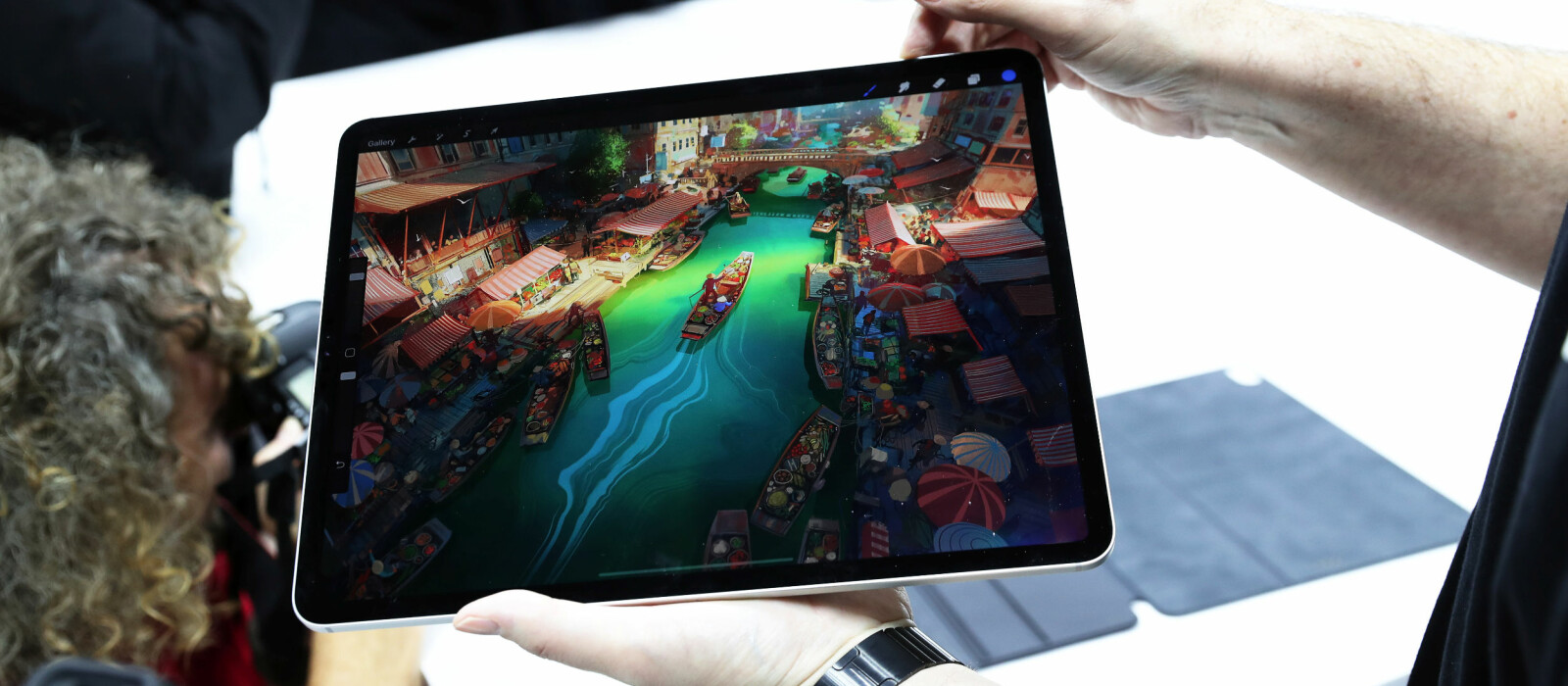 <b>IPAD PRO: </b>Apple lanserte nye versjoner av iPad Pro tirsdag 30. oktober 2018. Tredje generasjon iPad Pro har ikke lenger en fingeravtrykkleser eller hjemknapp, men åpnes nå med Face ID og kontrolleres med sveipebevegelser som med iPhone X og nyere. <b>IPAD PRO: </b>Apple lanserte nye versjoner av iPad Pro tirsdag 30. oktober 2018. Tredje generasjon iPad Pro har ikke lenger en fingeravtrykkleser eller hjemknapp, men åpnes nå med Face ID og kontrolleres med sveipebevegelser som med iPhone X og nyere.