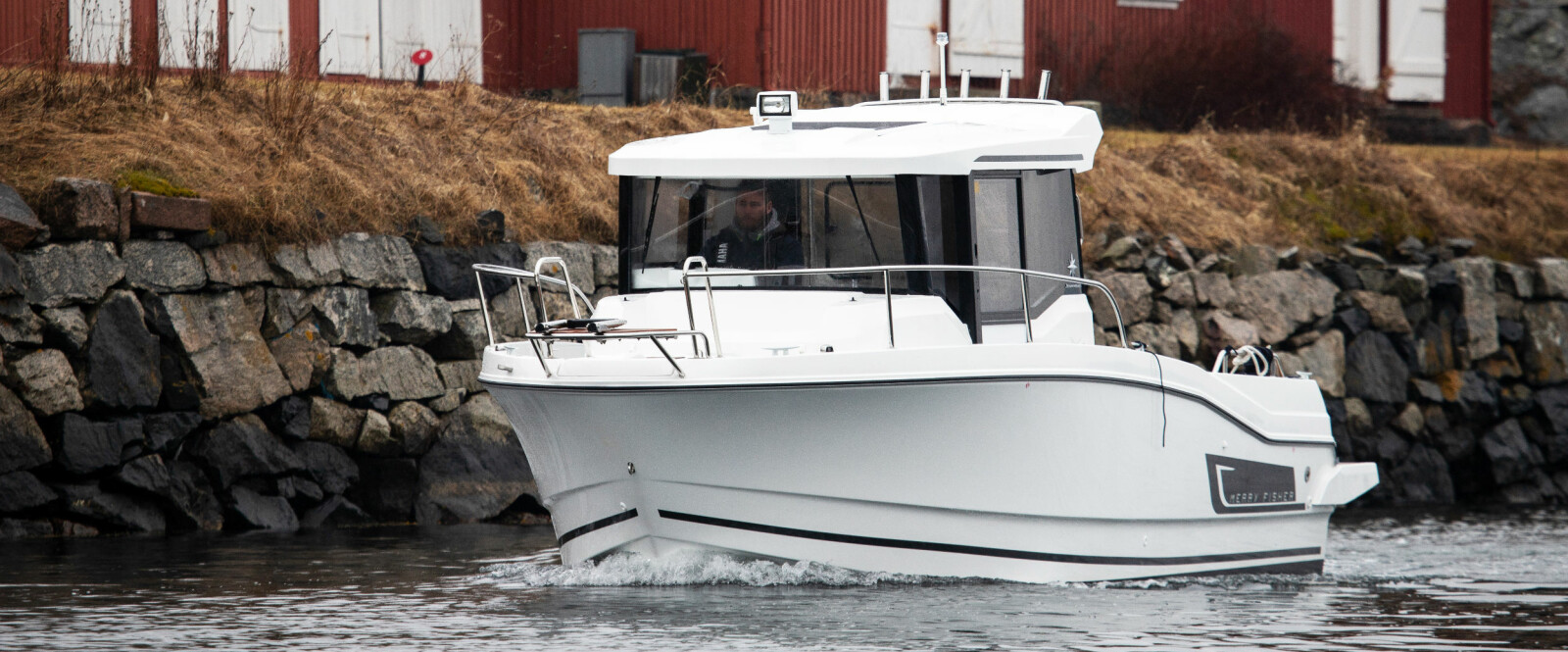 HELÅRS: Selv om det regner og er surt skal det bare en varmer på plass i styrehyttebåten for å få det komfortabelt. HELÅRS: Selv om det regner og er surt skal det bare en varmer på plass i styrehyttebåten for å få det komfortabelt.