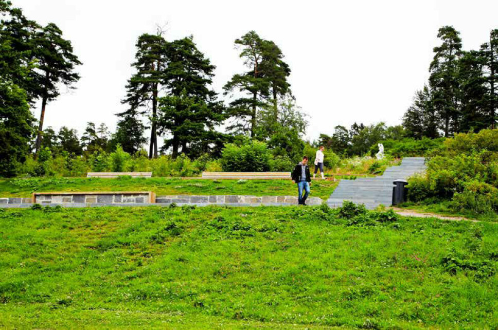 <b>IKKE MYE IGJEN:</b> Det er bare det ene trappeløpet fra æreskirkegården som viser seg tydelig i terrenget på Ekeberg i dag. Området brukes blant annet til Christian Ringes' samling av kvinneskulpturer. <b>IKKE MYE IGJEN:</b> Det er bare det ene trappeløpet fra æreskirkegården som viser seg tydelig i terrenget på Ekeberg i dag. Området brukes blant annet til Christian Ringes' samling av kvinneskulpturer.