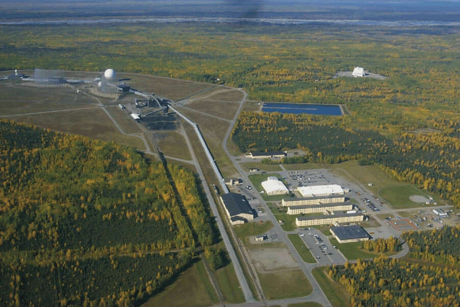 <b>BASE</b>: Det er dimensjoner over
det amerikanske flyvåpenets
BMEWS radarantenner
ved
Clear Air Force Station i Alaska.
Anlegget var ett av de tre fremskutte
som ble forstyrret 23.
mai 1967, og heldigvis ble man
tidsnok klar over at forstyrrelsene
skyldtes sterk solaktivitet,
ikke sovjetiske krigshandlinger. <b>BASE</b>: Det er dimensjoner over
det amerikanske flyvåpenets
BMEWS radarantenner
ved
Clear Air Force Station i Alaska.
Anlegget var ett av de tre fremskutte
som ble forstyrret 23.
mai 1967, og heldigvis ble man
tidsnok klar over at forstyrrelsene
skyldtes sterk solaktivitet,
ikke sovjetiske krigshandlinger.