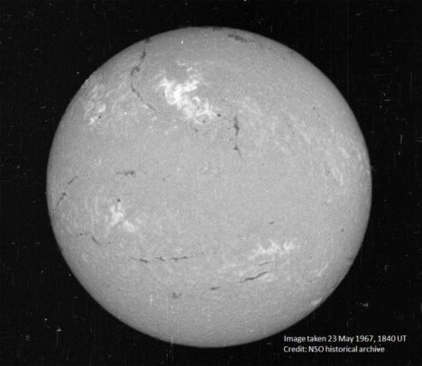 <b>SOLEN: </b>Dette bildet av solskiven, tatt skjebnesvangre 23. mai 1967
i synlig lys med solfilter, viser en stor flare – det lyse partiet litt til
venstre for midtlinjen på den øvre halvdelen. Vår stjerne har en
diameter på omkring 109 ganger Jordens, massen ca. 330 000
ganger større. Lyset bruker 8 minutter og 19 sekunder på
strekningen Solen-Jorden. <b>SOLEN: </b>Dette bildet av solskiven, tatt skjebnesvangre 23. mai 1967
i synlig lys med solfilter, viser en stor flare – det lyse partiet litt til
venstre for midtlinjen på den øvre halvdelen. Vår stjerne har en
diameter på omkring 109 ganger Jordens, massen ca. 330 000
ganger større. Lyset bruker 8 minutter og 19 sekunder på
strekningen Solen-Jorden.