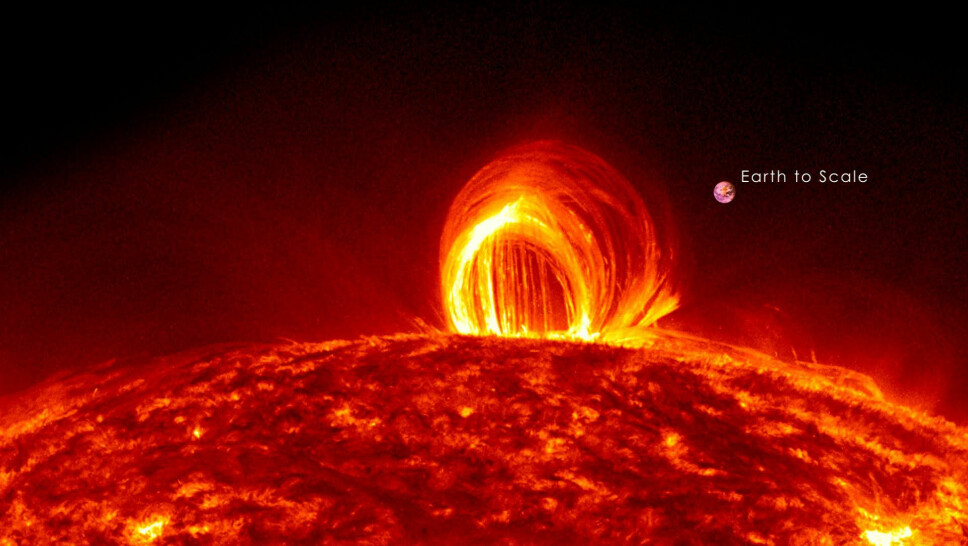 <b>FLARE:</b> En solar flare er en
plutselig, hurtig og intens økning
av lysstyrken i et begrenset
område av Solens atmosfære.
Stråling over nesten hele det
elektromagnetiske spektrum
farer ut i rommet langs magnetiske
kraftlinjer, og kolossale
energimengder er involvert.
Også flare-hyppigheten følger
Solens 11-årige aktivitetssyklus. <b>FLARE:</b> En solar flare er en
plutselig, hurtig og intens økning
av lysstyrken i et begrenset
område av Solens atmosfære.
Stråling over nesten hele det
elektromagnetiske spektrum
farer ut i rommet langs magnetiske
kraftlinjer, og kolossale
energimengder er involvert.
Også flare-hyppigheten følger
Solens 11-årige aktivitetssyklus.