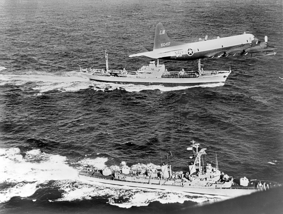 <b>CUBAKRISEN</b>: Et amerikansk
Neptune rekognoseringsfly og
en amerikansk destroyer følger
et sovjetisk lasteskip under
Cubakrisen i 1962. Våpenkappløpet
og den kalde krigen
var på sitt mest kritiske punkt. <b>CUBAKRISEN</b>: Et amerikansk
Neptune rekognoseringsfly og
en amerikansk destroyer følger
et sovjetisk lasteskip under
Cubakrisen i 1962. Våpenkappløpet
og den kalde krigen
var på sitt mest kritiske punkt.