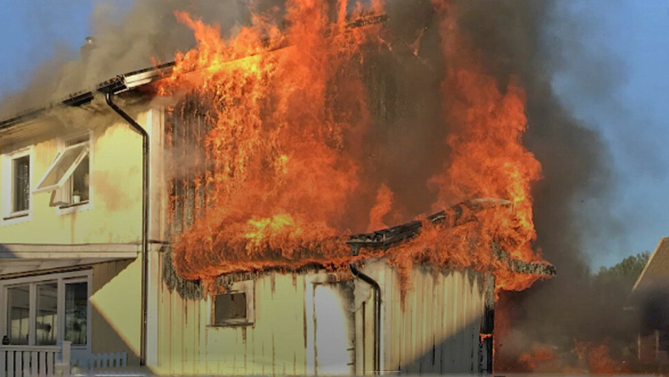 Brannen spredte seg raskt til hele huset, det sto ikke til å redde. Foto: Räddningstjänsten Sunne Brannen spredte seg raskt til hele huset, det sto ikke til å redde. Foto: Räddningstjänsten Sunne