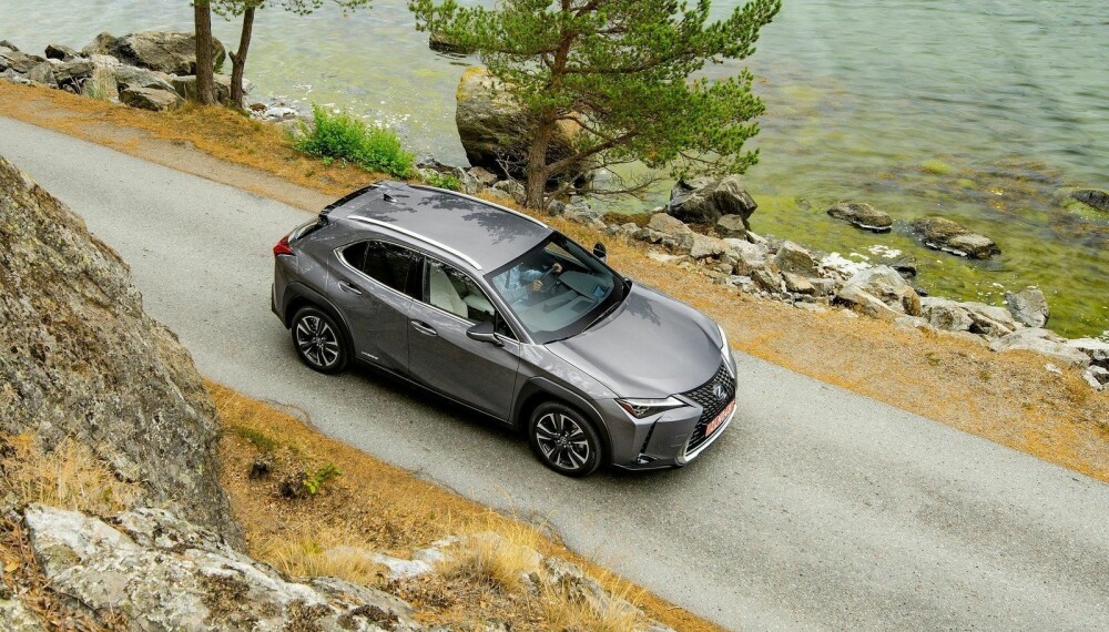 Lexus er klar med en ny kompakt-SUV. UX blir minstemann i sortimentet, og også den billigste. Prisene starter på 385.000 kroner. Lexus er klar med en ny kompakt-SUV. UX blir minstemann i sortimentet, og også den billigste. Prisene starter på 385.000 kroner.