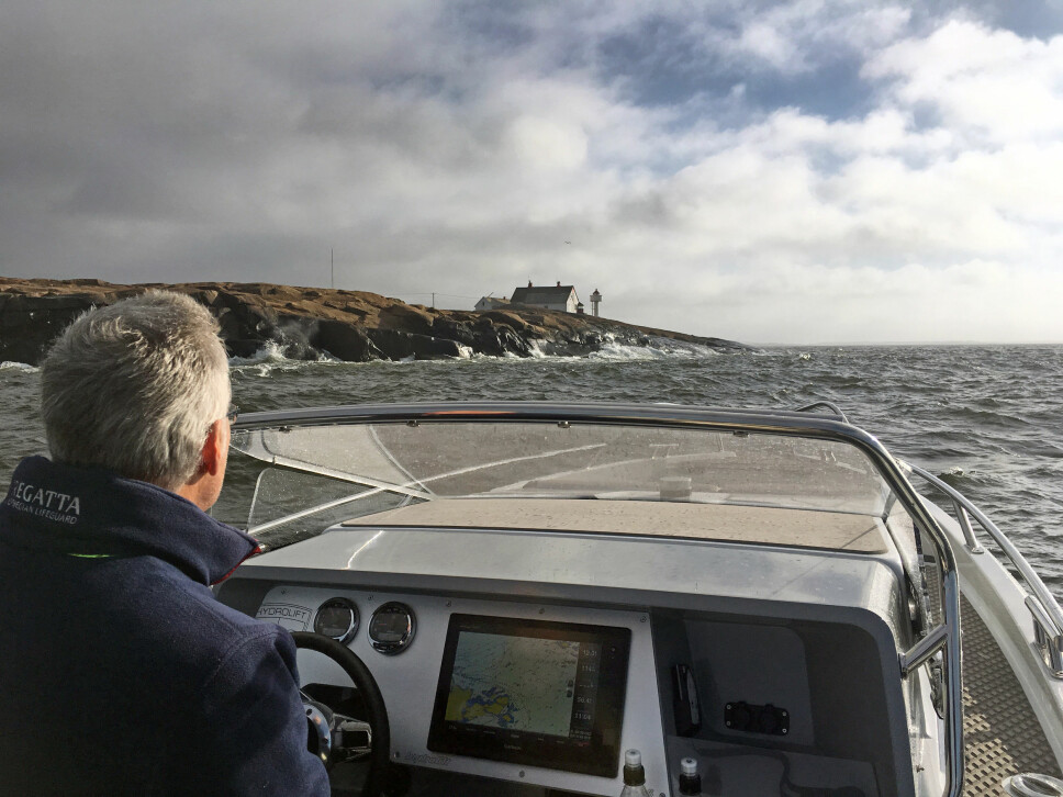 På utsiden av Strømtangen fyr slår bølgene fra Skagerak i svabergene og sender retursjø tilbake. Et herlig bølgerot X-26-skroget effektivt rydder opp i. På utsiden av Strømtangen fyr slår bølgene fra Skagerak i svabergene og sender retursjø tilbake. Et herlig bølgerot X-26-skroget effektivt rydder opp i.