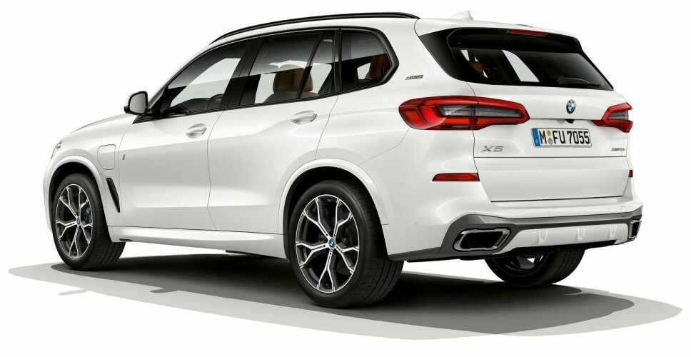 BMW X5 45e kan leveres med M-pakke. Da får den et mer sportslig design, og hardplasten rundt blant annet hjulbuene er lakkert i bilens farge. BMW X5 45e kan leveres med M-pakke. Da får den et mer sportslig design, og hardplasten rundt blant annet hjulbuene er lakkert i bilens farge.