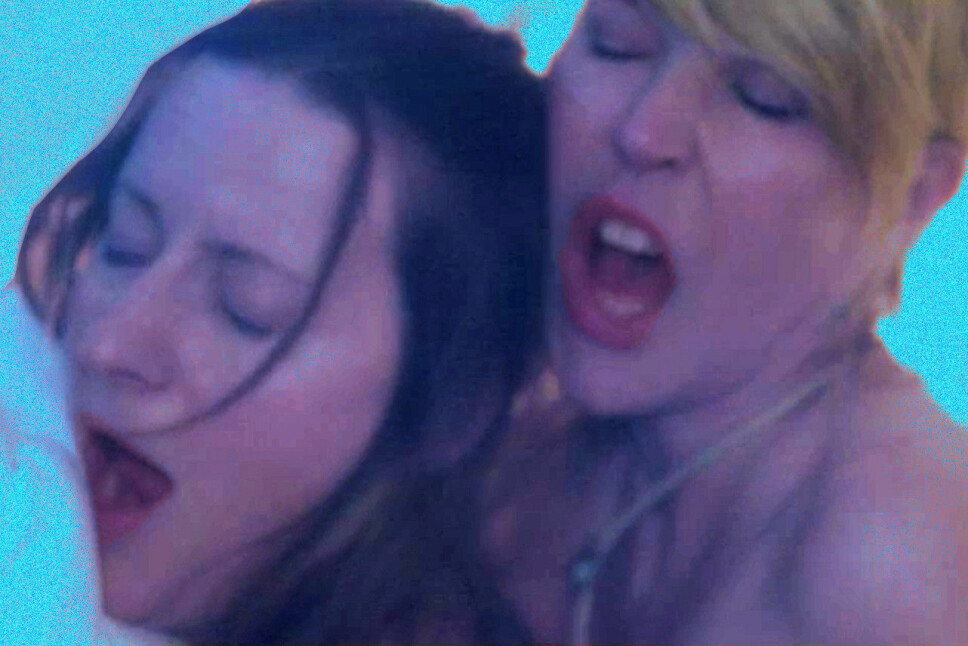 <b>HEFTIG SEXSCENE</b>: I humorserien går det heftig for seg når karakterene Sally og Emma havner i senga sammen. <b>HEFTIG SEXSCENE</b>: I humorserien går det heftig for seg når karakterene Sally og Emma havner i senga sammen.