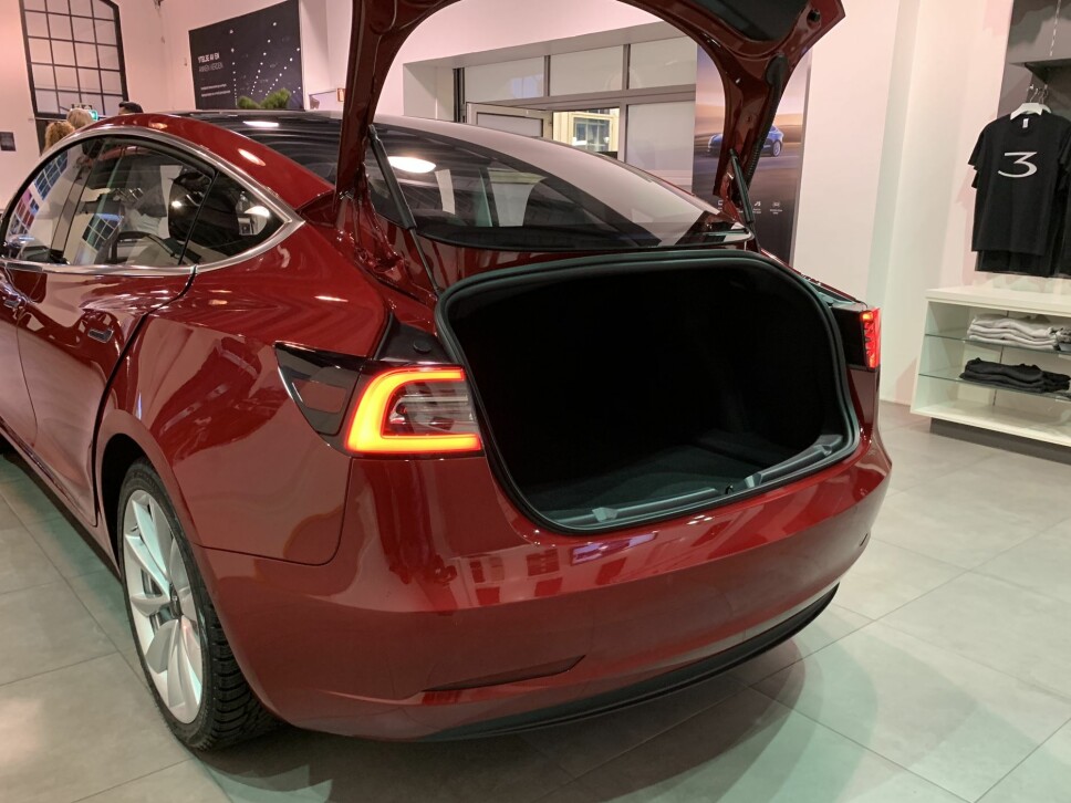 <b>BAGASJEROM PÅ 400 LITER:</b> Det er vesentlig mindre plass i Tesla Model 3 enn i Model S. Her er bilen på norgesbesøk i november 2018. <b>BAGASJEROM PÅ 400 LITER:</b> Det er vesentlig mindre plass i Tesla Model 3 enn i Model S. Her er bilen på norgesbesøk i november 2018.