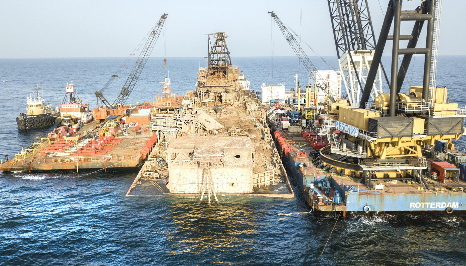GIGANT: Den nederlandske kranlekteren Conquest (til h.) kan løfte 1400 tonn, og var også med på tidenes største redningsaksjon til sjøs, hevingen av cruiseskipet Costa Concordia. GIGANT: Den nederlandske kranlekteren Conquest (til h.) kan løfte 1400 tonn, og var også med på tidenes største redningsaksjon til sjøs, hevingen av cruiseskipet Costa Concordia.