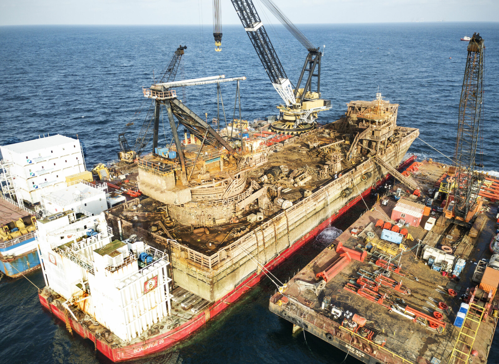 JOBBEN GJORT: Den nedsenkbare, 100 meter lange lekteren fra norske Boa offshore ble plassert under vraket, og fløt sakte til overflaten med sin tunge passasjer i fanget da vannet i ballasttankene ble pumpet ut. JOBBEN GJORT: Den nedsenkbare, 100 meter lange lekteren fra norske Boa offshore ble plassert under vraket, og fløt sakte til overflaten med sin tunge passasjer i fanget da vannet i ballasttankene ble pumpet ut.