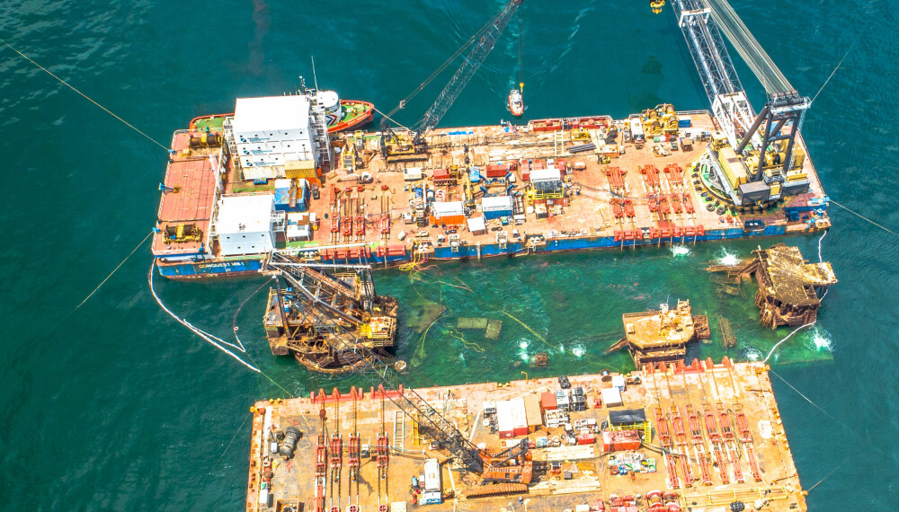 OPP FRA DYPET: Kolossen som sank ved oljefeltene utenfor Louisiana under en storm i fjor, løftes fra sin våte grav under den omfattende redningsaksjonen. OPP FRA DYPET: Kolossen som sank ved oljefeltene utenfor Louisiana under en storm i fjor, løftes fra sin våte grav under den omfattende redningsaksjonen.