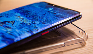 <b>DEKSEL:</b> Med vår testtelefon fulgte dette dekselet med. Det er ikke standard, som vi først skrev. Sørg for at du skaffer deg et godt deksel, for Mate 20 Pro er en glatt mobil. <b>DEKSEL:</b> Med vår testtelefon fulgte dette dekselet med. Det er ikke standard, som vi først skrev. Sørg for at du skaffer deg et godt deksel, for Mate 20 Pro er en glatt mobil.