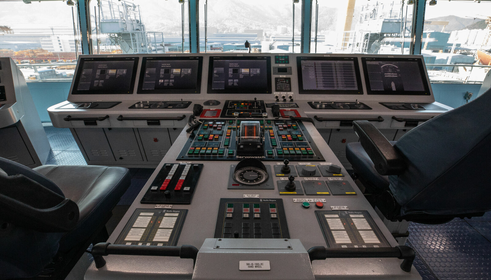 COCKPIT: Brukbar "midtkonsoll" på broa. COCKPIT: Brukbar "midtkonsoll" på broa.