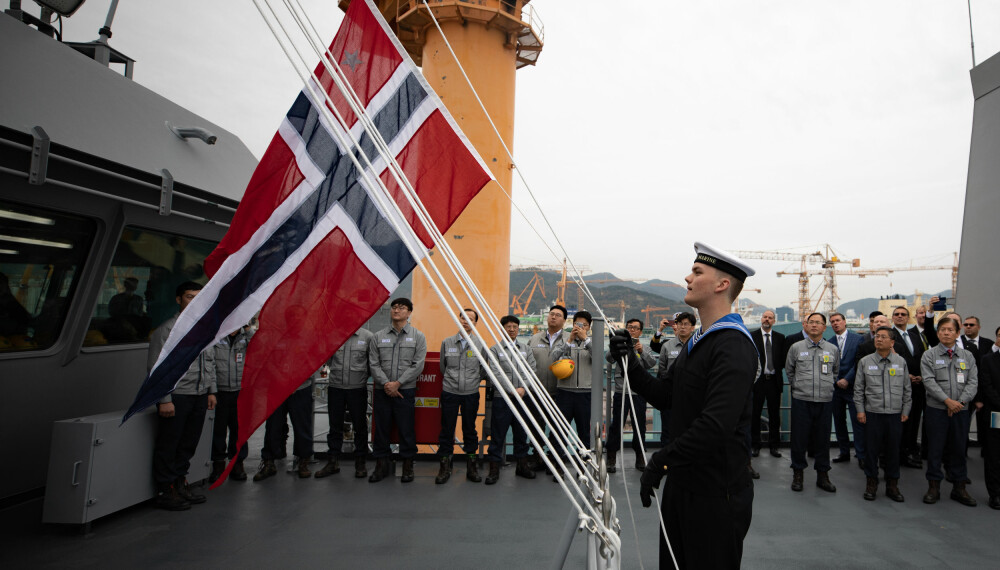 NORSK KOMMANDO: KNM Maud ble formelt overlevert 16. november. Endelig vaier det norske flagget på KNM Maud NORSK KOMMANDO: KNM Maud ble formelt overlevert 16. november. Endelig vaier det norske flagget på KNM Maud