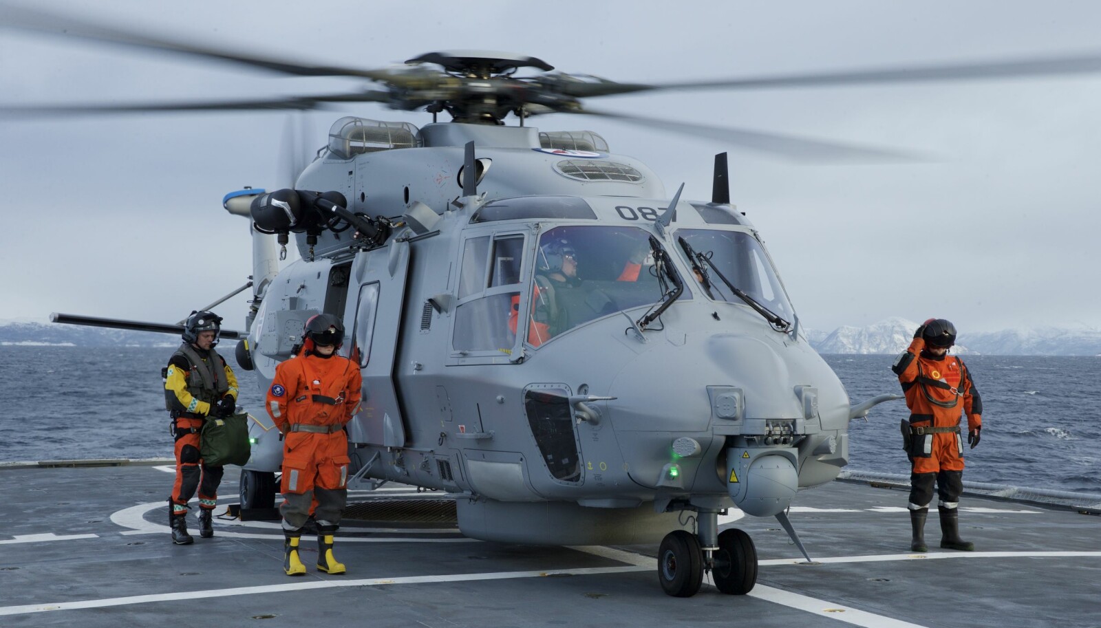 NH-90: Maud har plass til to helikoptre av typen NH-90. Bildet viser et NH-90 helikopter som lander på kystvaktfartøyet KV Senja. NH-90 er et fregatt- og kystvakthelikopter, men p.t. har det for Norges del vært et skandalehelikopter. Riksrevisjonen har kritisert anskaffelsen i kraftige ordelag på grunn av forsinkelser og kostnadsoverskridelser. Det er også satt flere spørsmålstegn ved helikopterets evne til å fylle rollen som det er tiltenkt. NH-90: Maud har plass til to helikoptre av typen NH-90. Bildet viser et NH-90 helikopter som lander på kystvaktfartøyet KV Senja. NH-90 er et fregatt- og kystvakthelikopter, men p.t. har det for Norges del vært et skandalehelikopter. Riksrevisjonen har kritisert anskaffelsen i kraftige ordelag på grunn av forsinkelser og kostnadsoverskridelser. Det er også satt flere spørsmålstegn ved helikopterets evne til å fylle rollen som det er tiltenkt.