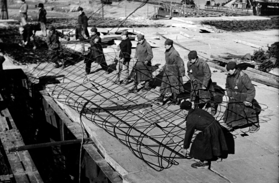 <b>FANGEARBEIDERE:</b> Russiske krigsfanger i arbeid ved Dora II, 19. mars 1943. Slike offisielle bilder eksisterer nesten ikke, men Knut Sivertsen av samlet noen av dem fra tyske private album. Foto: Samling Knut Sivertsen. <b>FANGEARBEIDERE:</b> Russiske krigsfanger i arbeid ved Dora II, 19. mars 1943. Slike offisielle bilder eksisterer nesten ikke, men Knut Sivertsen av samlet noen av dem fra tyske private album. Foto: Samling Knut Sivertsen.