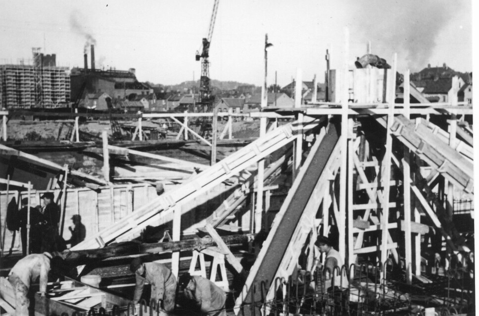 <b>LOKAL ARBEIDSKRAFT:</b> Støpearbeider på Dora I i september 1941. Arbeiderne på bildet er antagelig norske eller danske.
Foto: Samling Knut Sivertsen. <b>LOKAL ARBEIDSKRAFT:</b> Støpearbeider på Dora I i september 1941. Arbeiderne på bildet er antagelig norske eller danske.
Foto: Samling Knut Sivertsen.