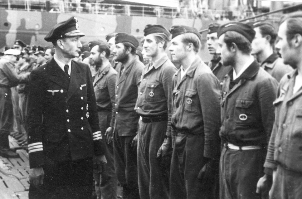 <b>SJEFEN:</b> Flotiljesjefen for 13. Uboots-Flottille i Trondheim, Korvettenkapitän Rolf Rüggeberg, hilser på mannskapet på U 354 som nettopp har kommet inn fra tokt sommeren 1943. Ubåten ble senket 24. august 1944 i Barentshavet. Foto: Samling Knut Sivertsen. <b>SJEFEN:</b> Flotiljesjefen for 13. Uboots-Flottille i Trondheim, Korvettenkapitän Rolf Rüggeberg, hilser på mannskapet på U 354 som nettopp har kommet inn fra tokt sommeren 1943. Ubåten ble senket 24. august 1944 i Barentshavet. Foto: Samling Knut Sivertsen.