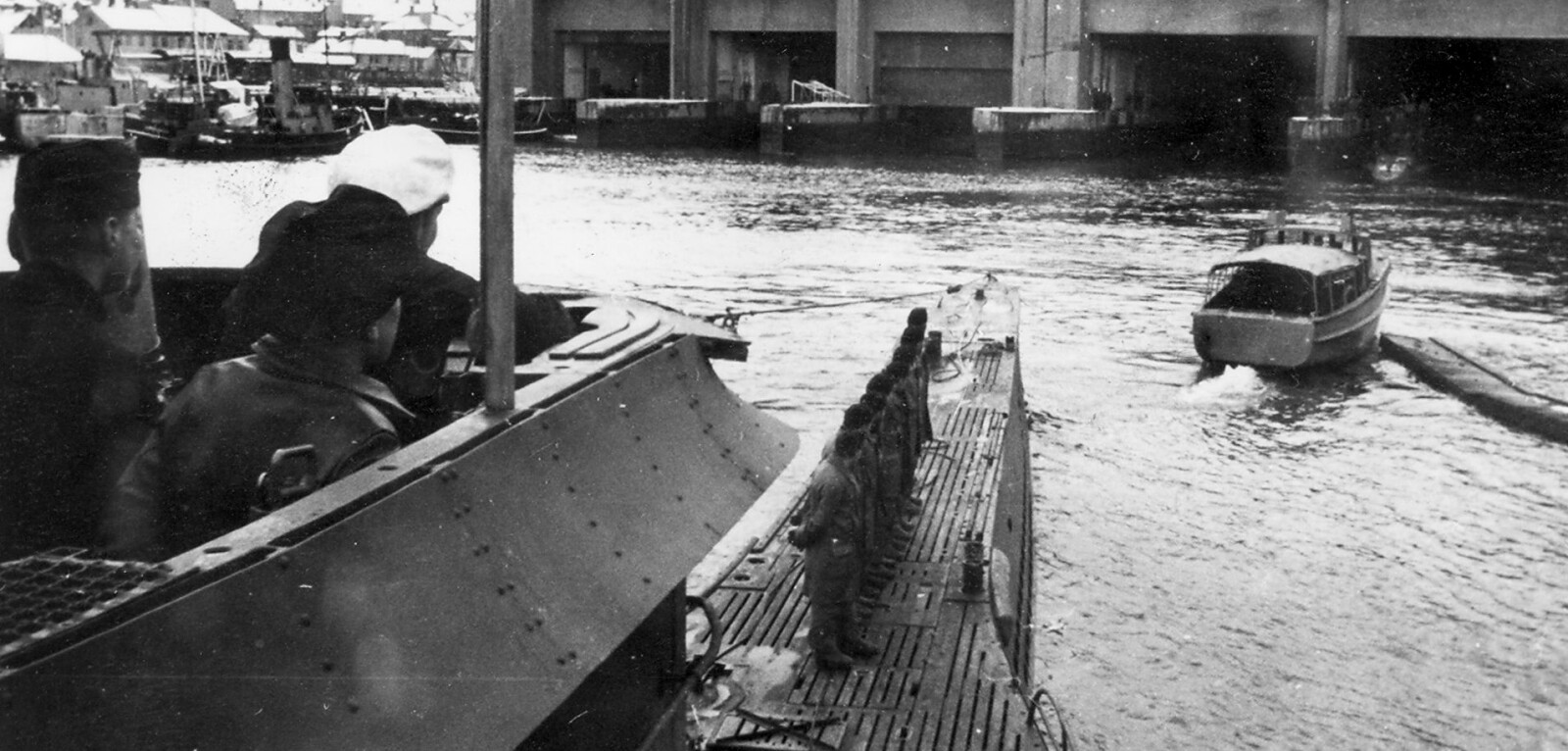 <b>SENKET:</b> U 959 anløper Dora I i april 1944. Kommandanten på brua med sin karakteristiske hvite luepull, er den 24 år gamle Oberleutnant Friedrich Weitz. Båten ble senket 2. mai 1944 sørøst for Jan Mayen. Foto: Samling Knut Sivertsen. <b>SENKET:</b> U 959 anløper Dora I i april 1944. Kommandanten på brua med sin karakteristiske hvite luepull, er den 24 år gamle Oberleutnant Friedrich Weitz. Båten ble senket 2. mai 1944 sørøst for Jan Mayen. Foto: Samling Knut Sivertsen.
