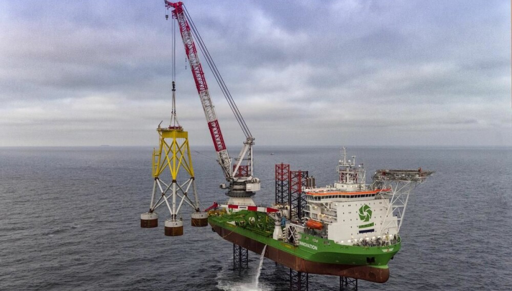STØRST: Giganten «Innovation» ble brukt til å feste bøttefundamentene som ble installert med sugekraftteknologien (Suction Bucket Jacket). I dette arbeidet spilte de norske selskapene NGI og Framo en sentral rolle. STØRST: Giganten «Innovation» ble brukt til å feste bøttefundamentene som ble installert med sugekraftteknologien (Suction Bucket Jacket). I dette arbeidet spilte de norske selskapene NGI og Framo en sentral rolle.