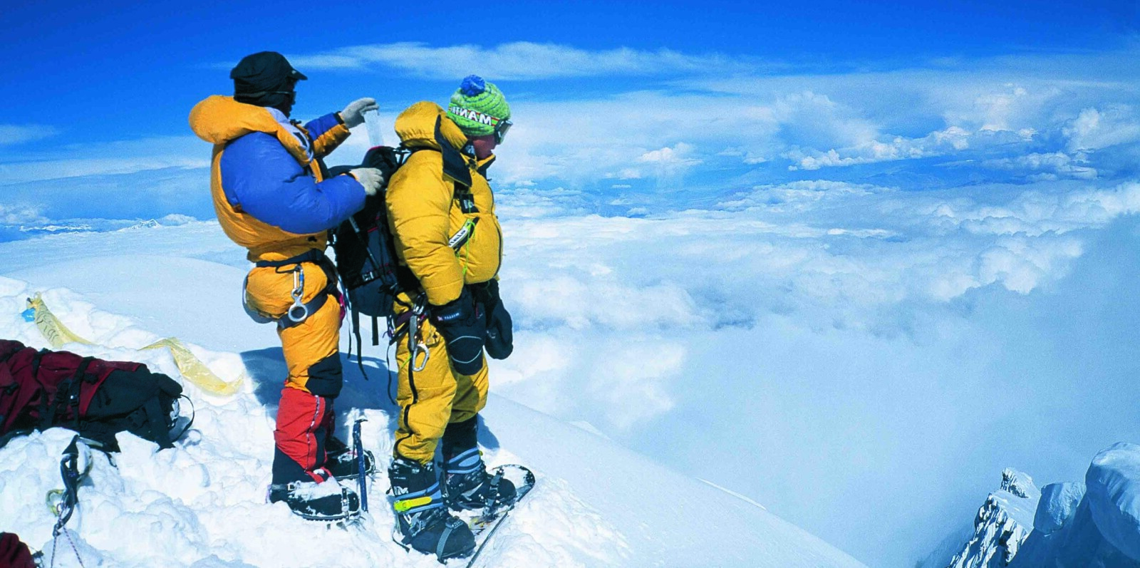 <b>SISTE FORBEREDELSE: </b>For andre gang står 22 år gamle Marco Siffredi på toppen av Mount Everest. Phurba Tashi Sherpa fester en oksygenflaske på ryggen av sliten, men bestemt Marco. Han kommer aldri ned, <b>SISTE FORBEREDELSE: </b>For andre gang står 22 år gamle Marco Siffredi på toppen av Mount Everest. Phurba Tashi Sherpa fester en oksygenflaske på ryggen av sliten, men bestemt Marco. Han kommer aldri ned,