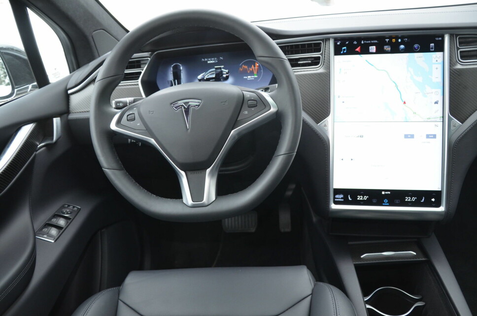 Typisk for Tesla er den store, sentralt plasserte skjermen der man styrer det meste. Foto. Frank Williksen Typisk for Tesla er den store, sentralt plasserte skjermen der man styrer det meste. Foto. Frank Williksen