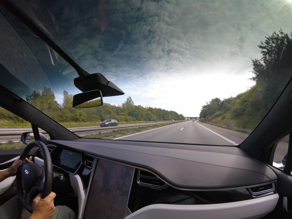 Alle blir imponert over den enorme frontruten i Tesla Model X. Foto: Christer Williksen Alle blir imponert over den enorme frontruten i Tesla Model X. Foto: Christer Williksen